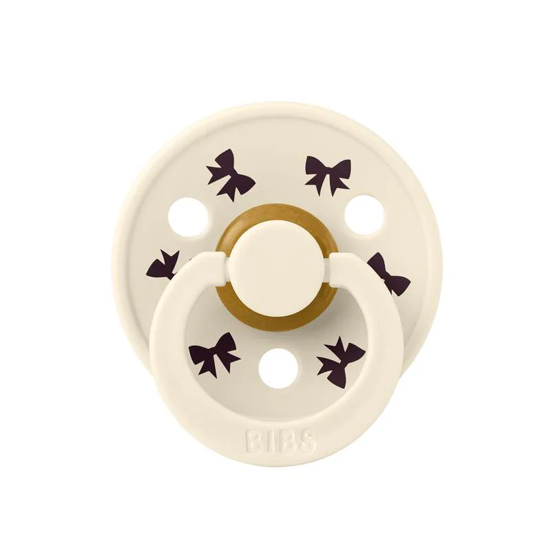 BIBS Rund Colour Sut - 2-Pak - Str. 1 - Naturgummi - Holiday Bow - Ivory/Plum - Image 6